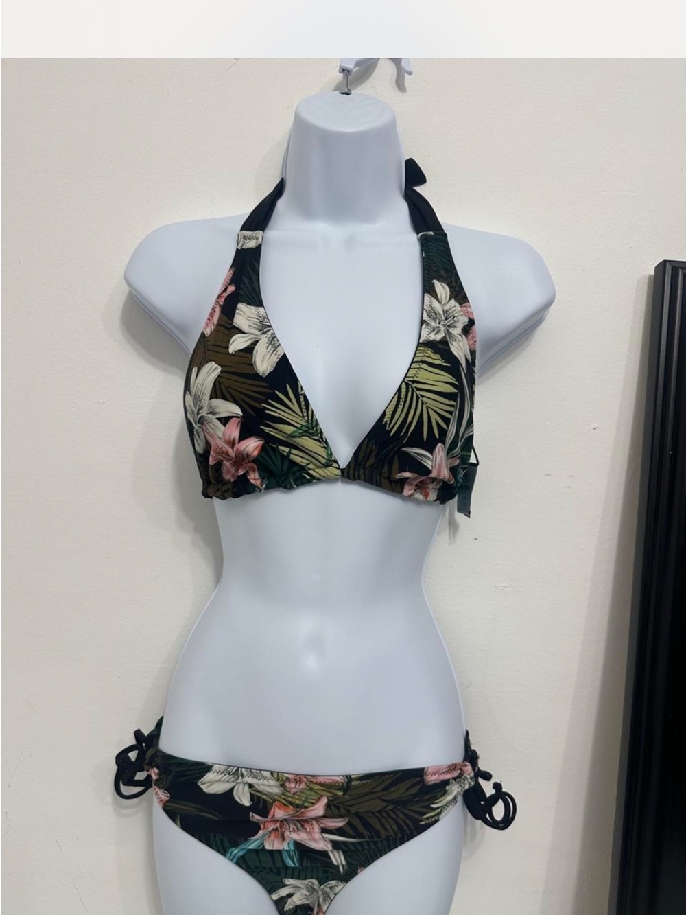 Hurley Reversible Tropical Floral Bikini
Set Size S